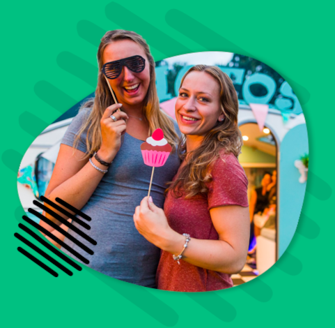 Twee meiden voor Caravan Photobooth Bertha